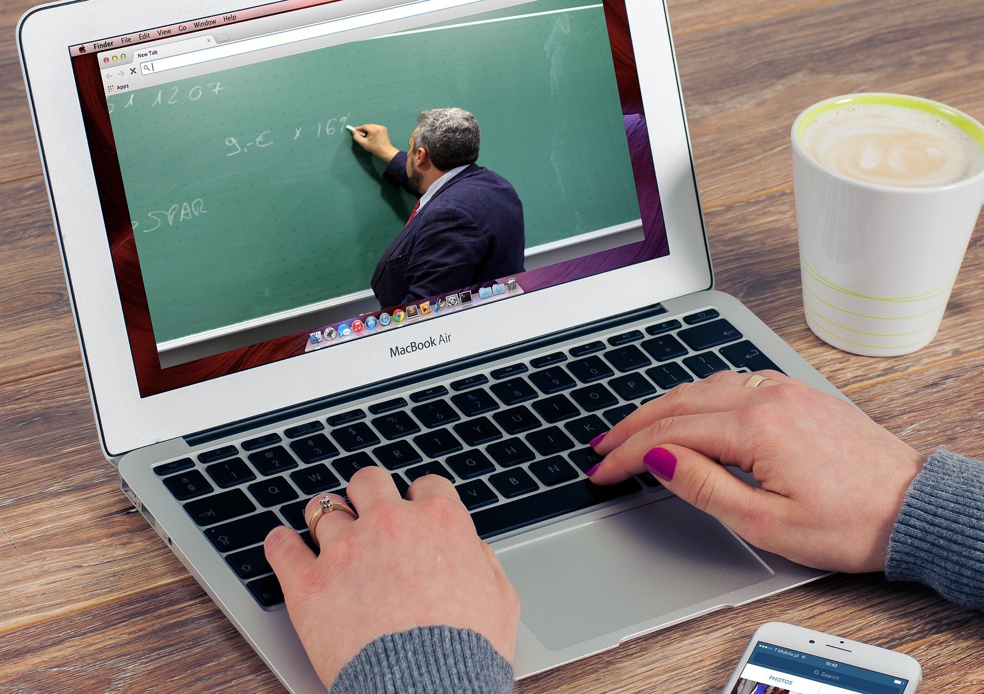 Online teaching. Photo by Tumisu on Pixabay