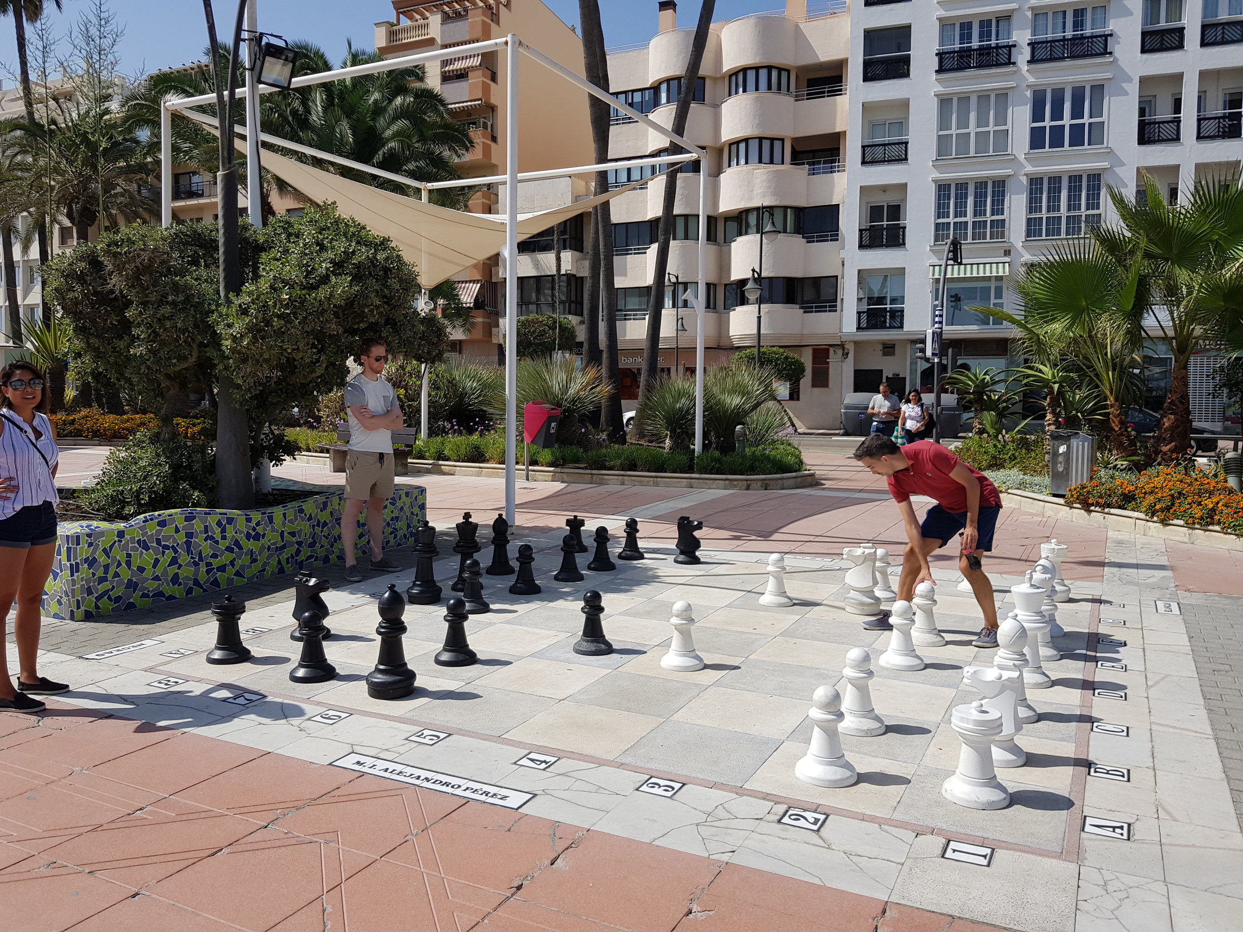You may even happen upon life-size chess on the Paseo Marítimo!
