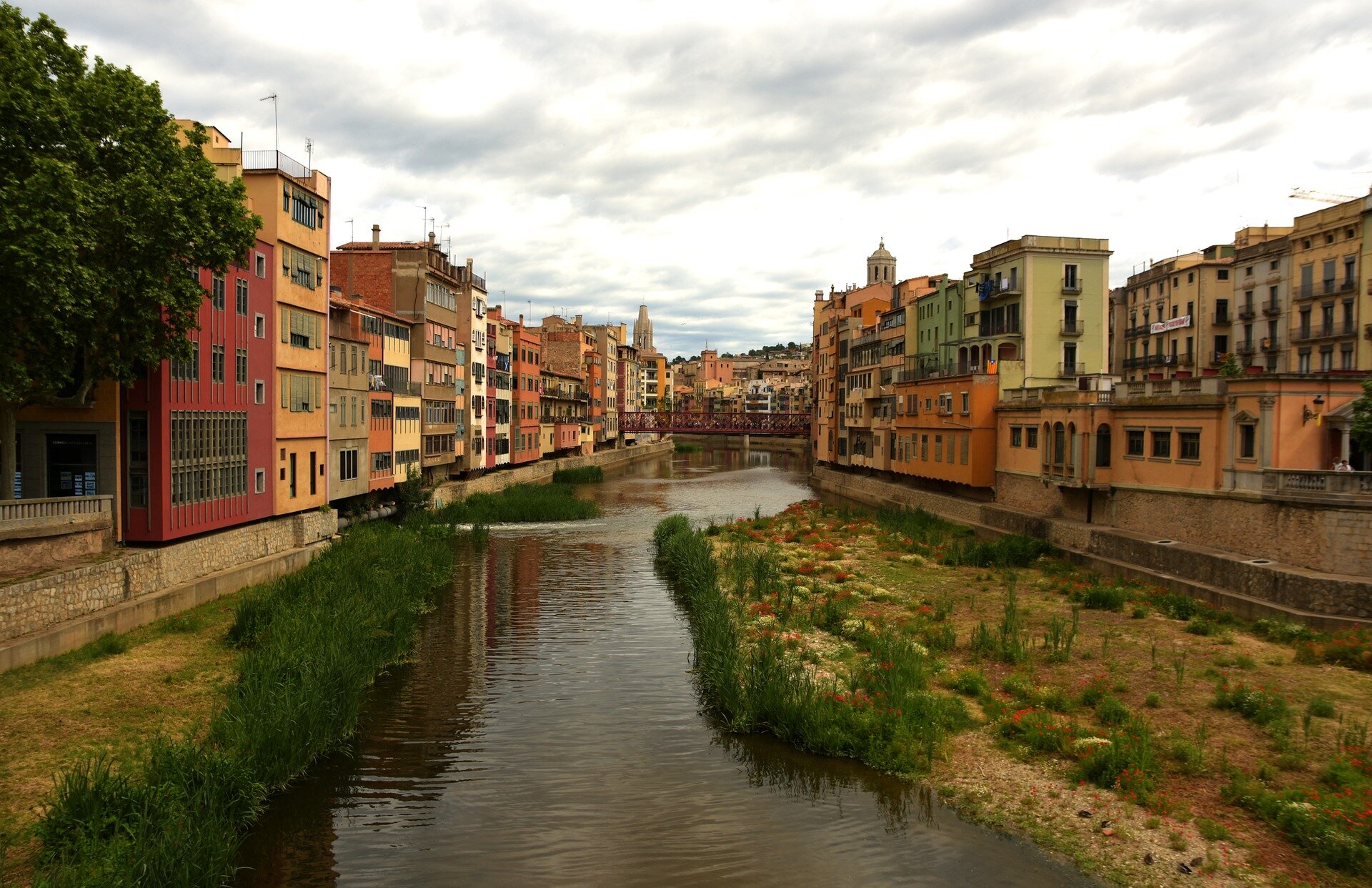Girona. A photo by Pablo Valerio on Pixabay.