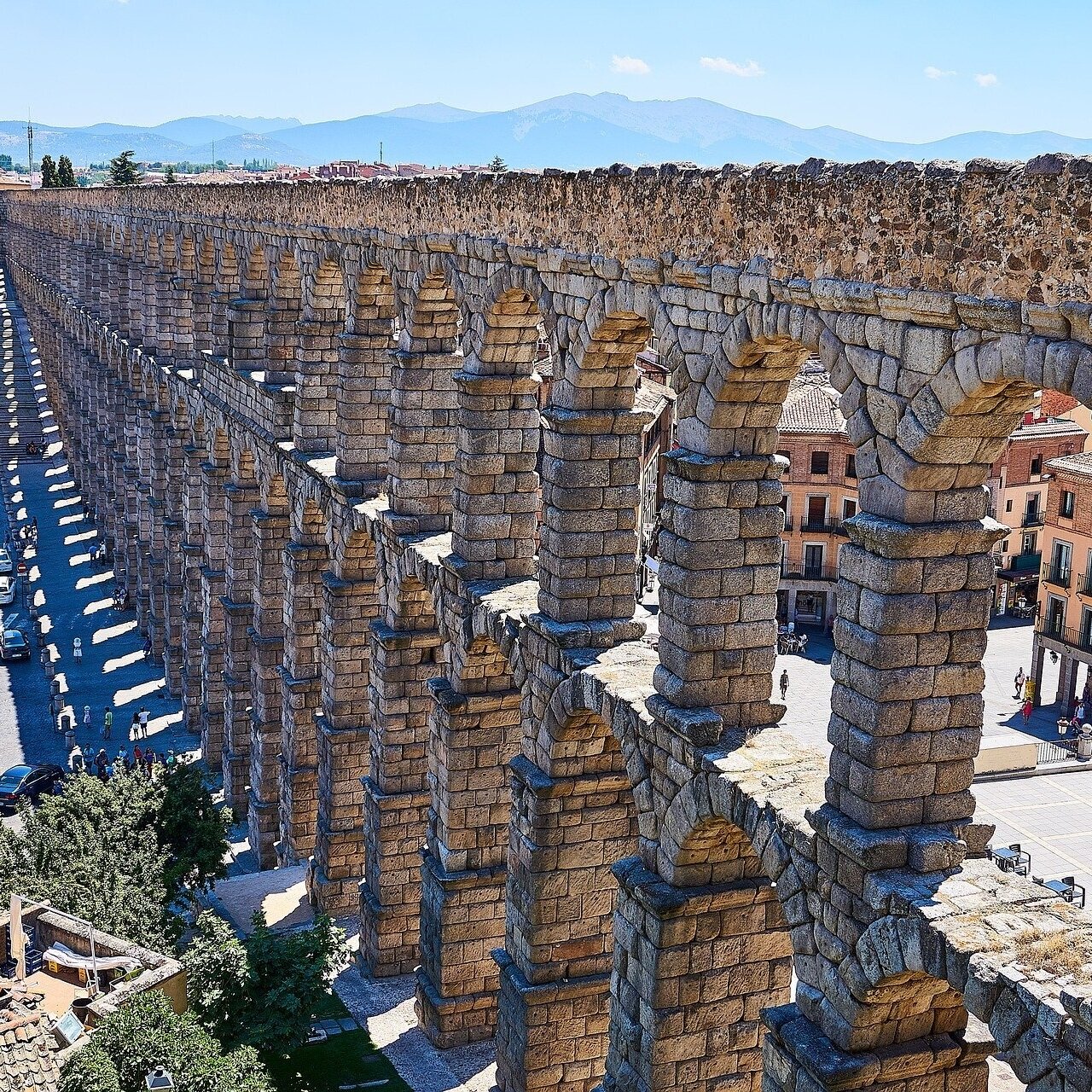 Aqueduct in Segovia. Photo by BarbeeAnne on Pixabay