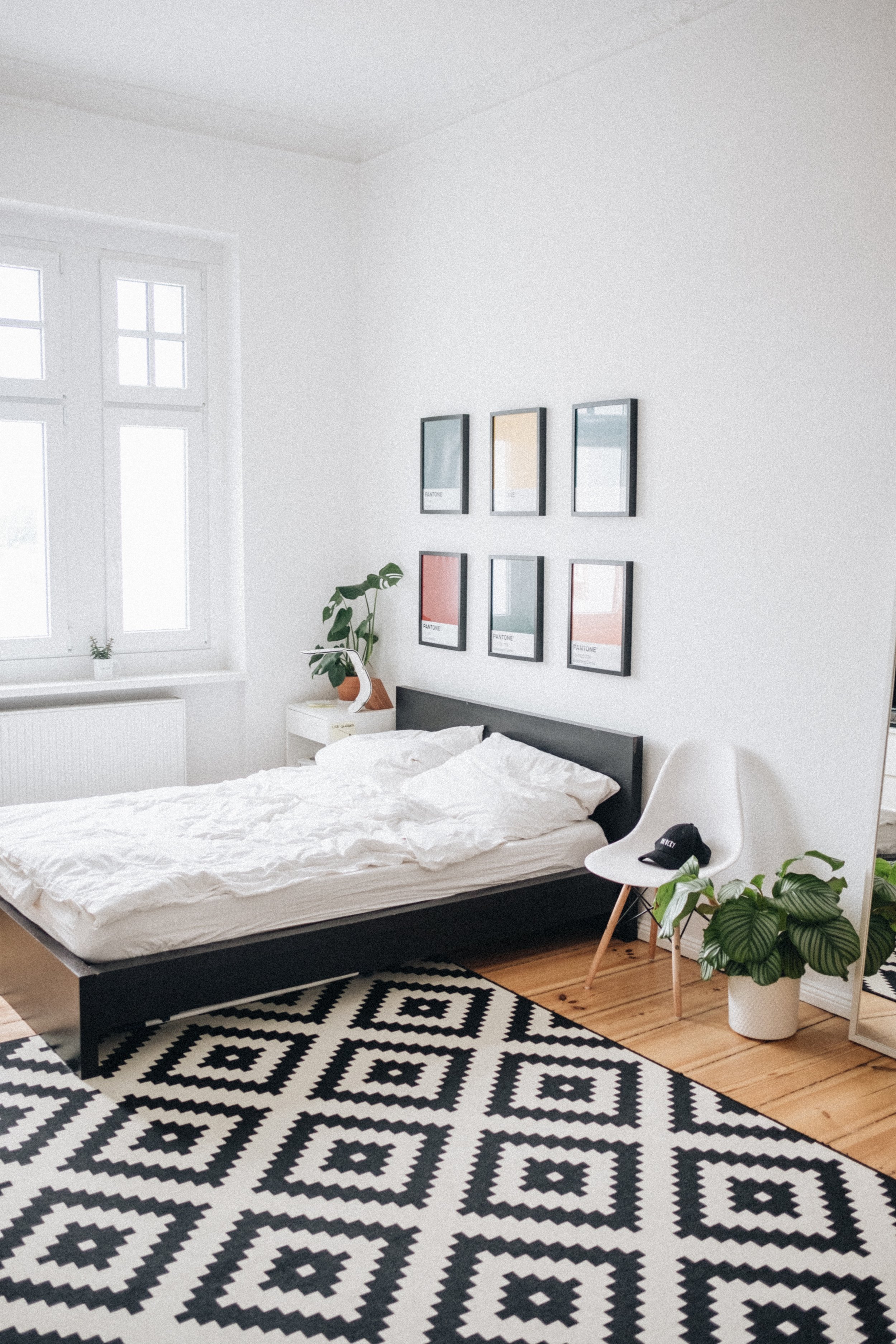 Bedroom with black and white carpet. Photo by Sonnie Hiles on Unsplash
