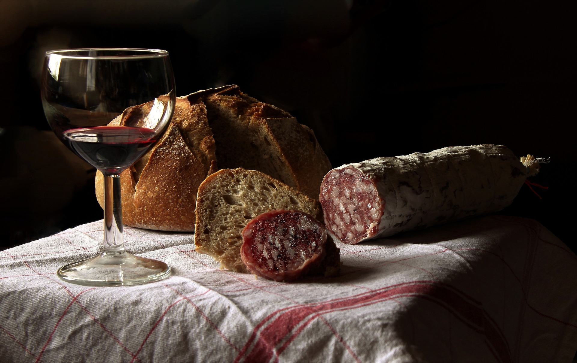 Red wine with chorizo. Photo source ID 3938030 on Pixabay