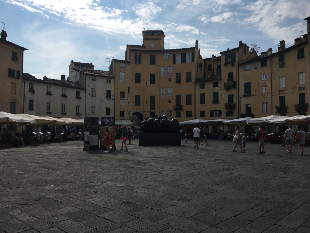 Can you tell that the piazza is circular?