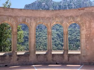 Photo of Montserrat https://unsplash.com/es/fotos/edificio-de-hormigon-marron-cerca-de-la-montana-durante-el-dia-Y6PVuAOHmK8